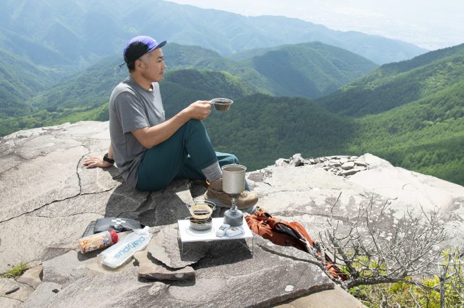 山頂でコーヒーを嗜む様子
