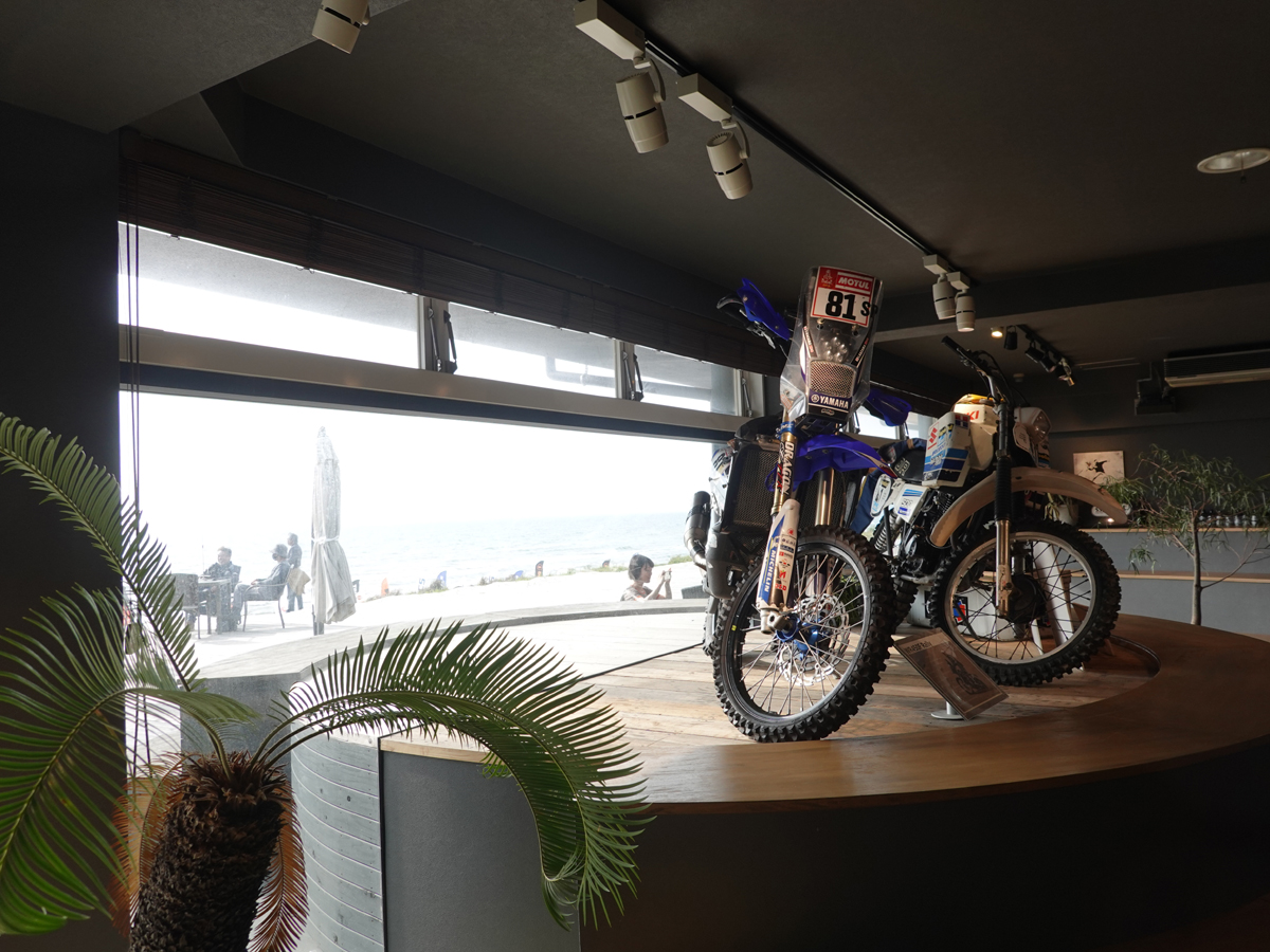 SSTRカフェに展示された風間さんのバイク