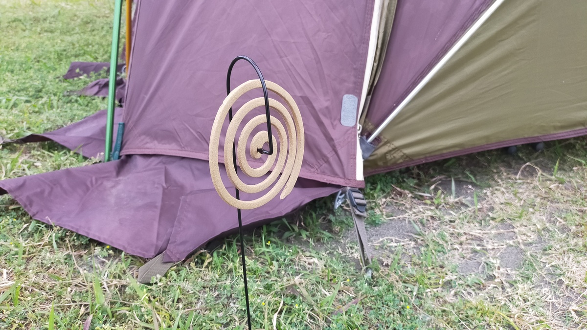 テントの前の地面に蚊取り線香立てピックが刺さっている。