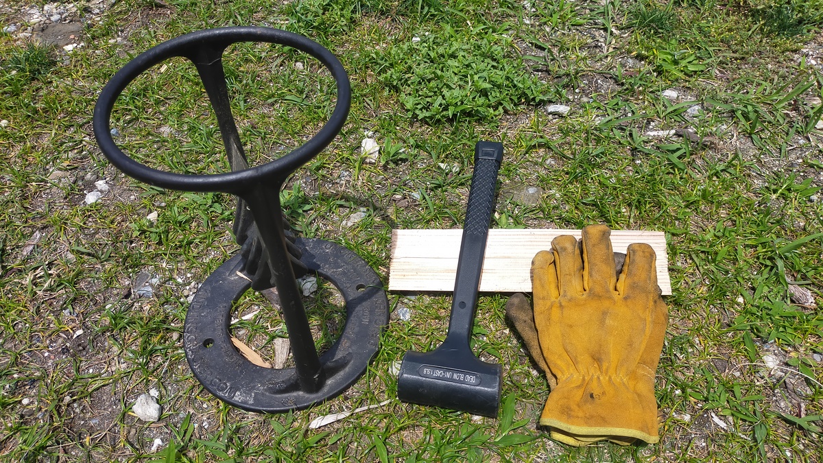 キンドリングクラッカーと薪割りに必要な道具が置かれている。