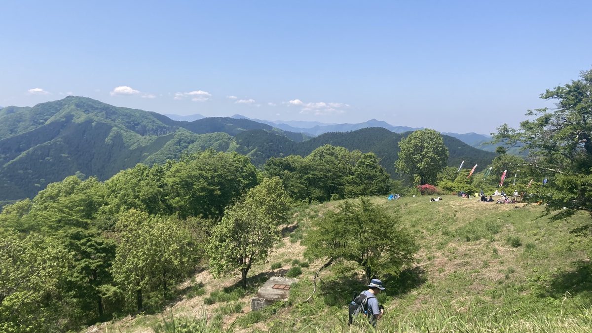 遠くまで見渡せる山の風景が広がっている。