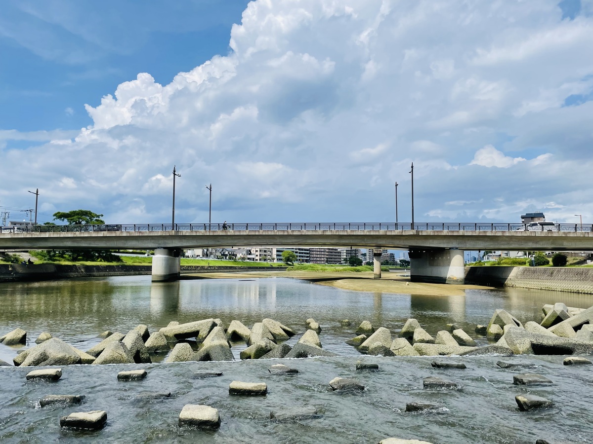 川の堰