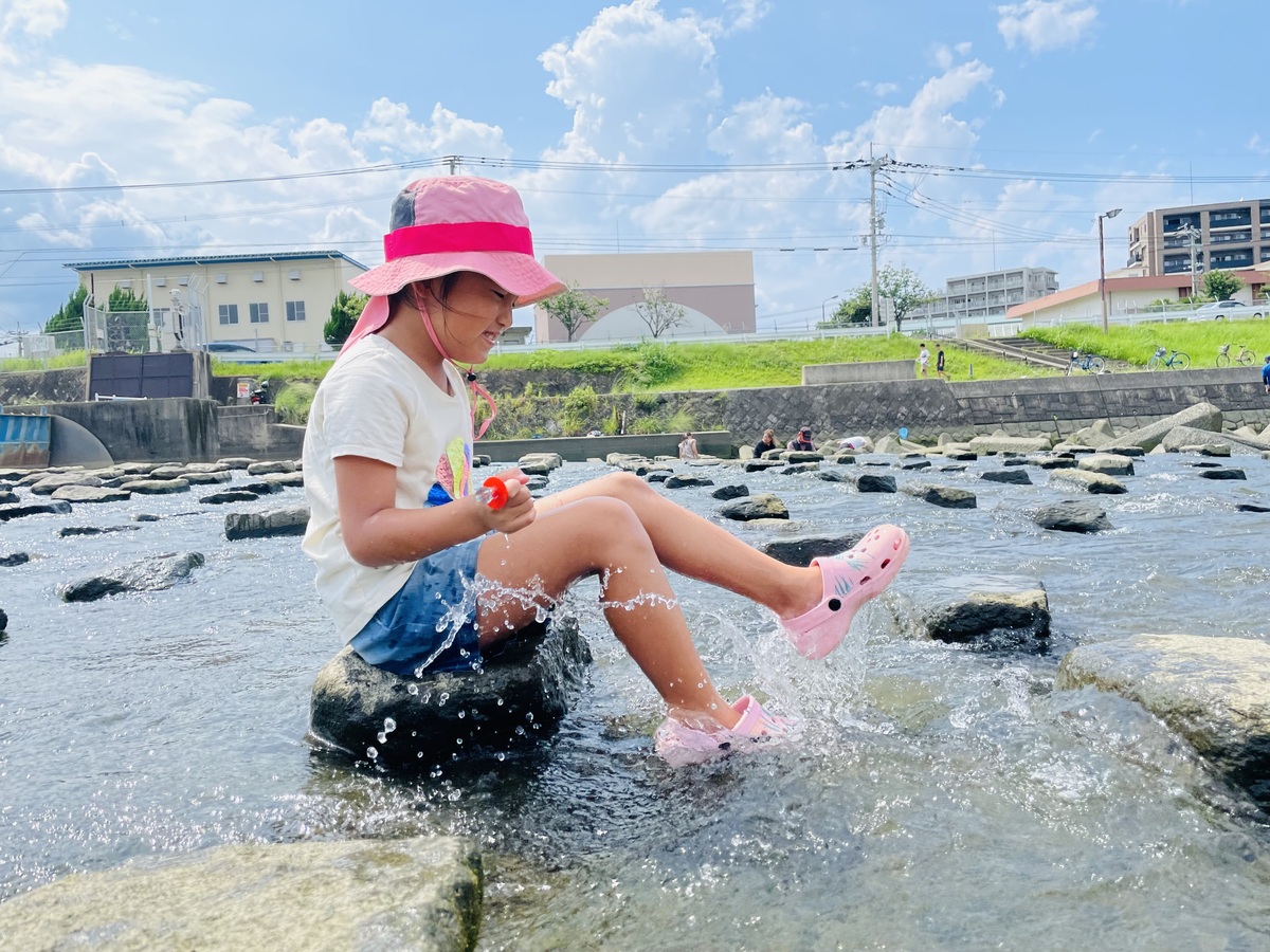 川で水遊びする子ども