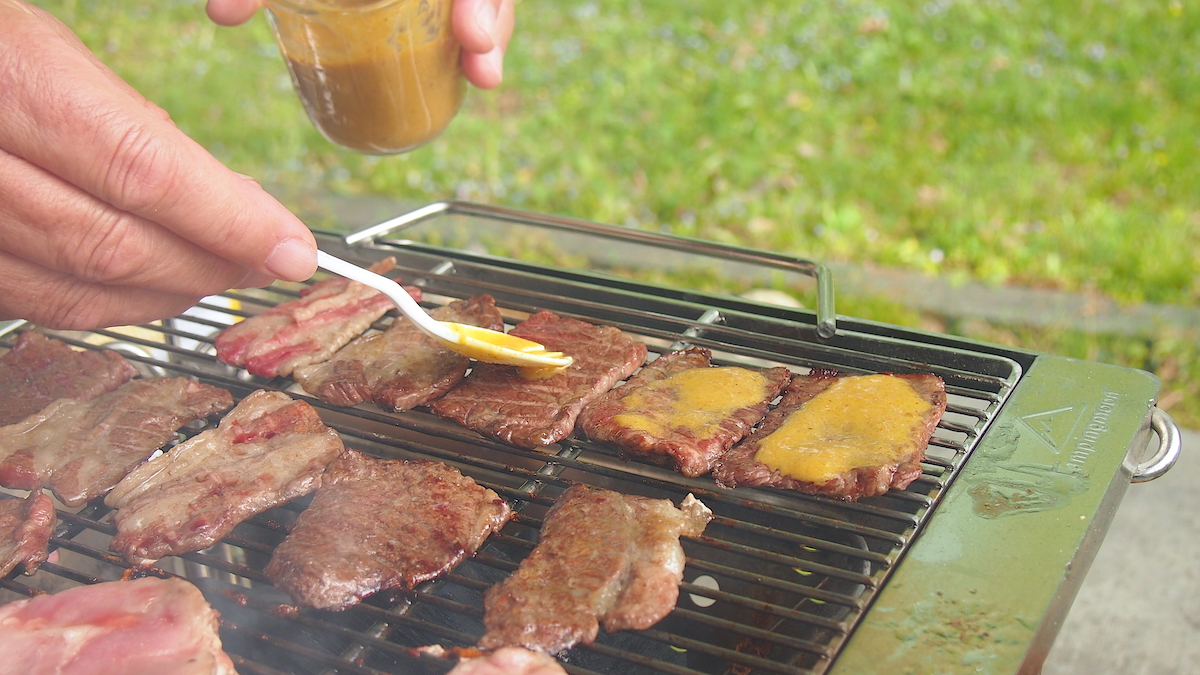 カレーソースを焼肉にぬる