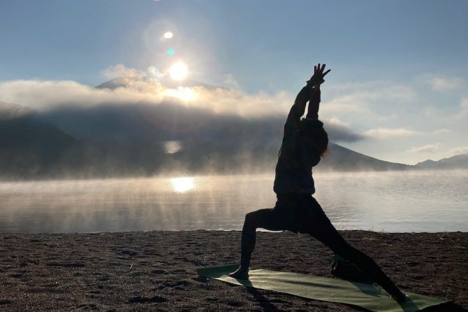 アウトドアでヨガポーズ