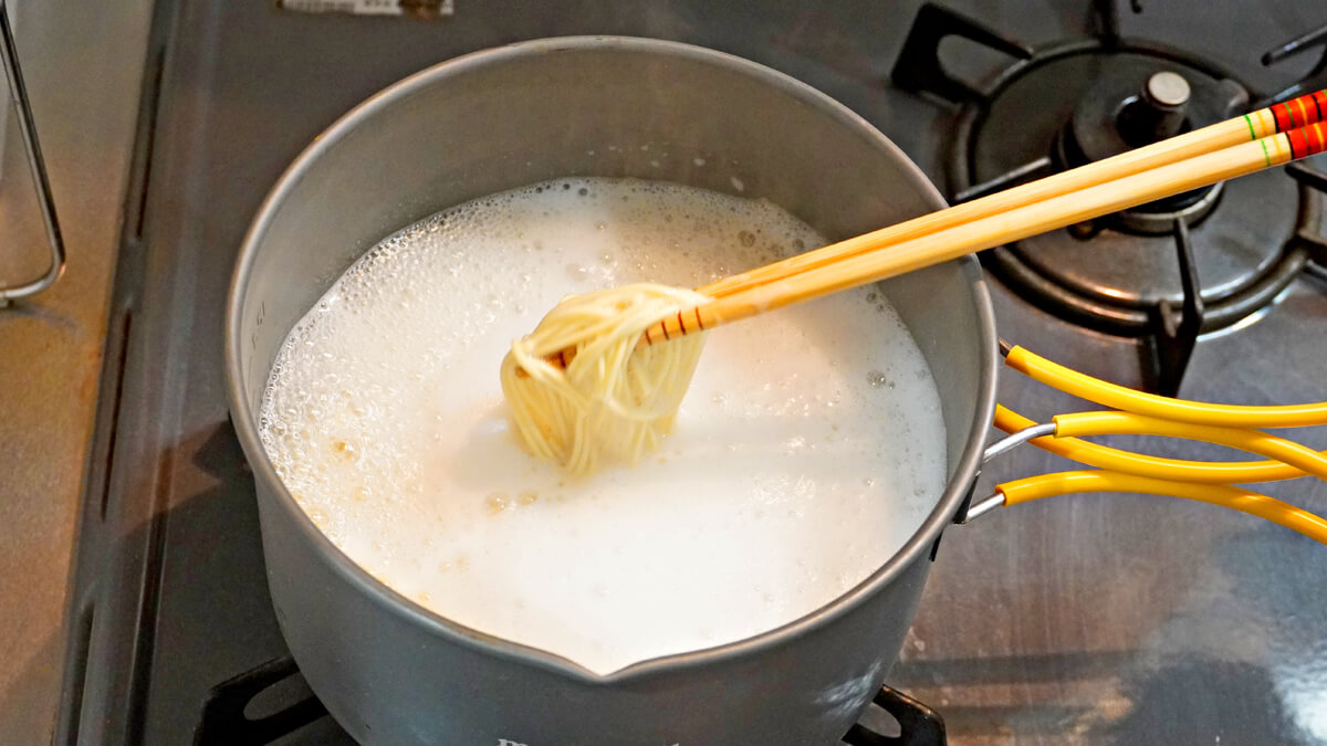 クッカーで棒ラーメンを茹でる