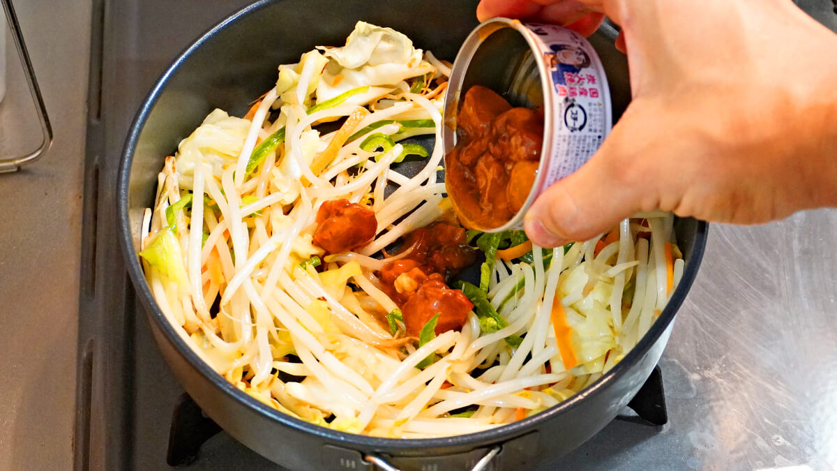 焼き鳥缶詰をタレごと加える