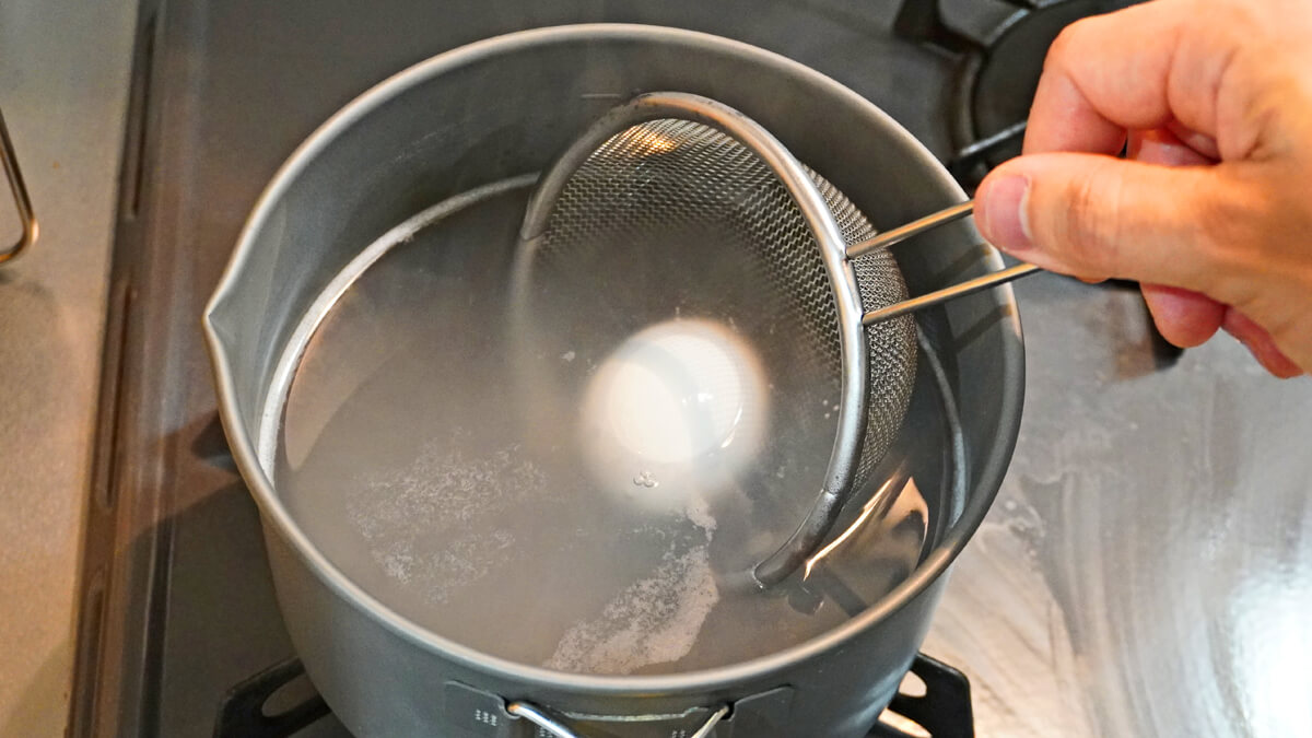 卵を加熱して温泉卵を作る