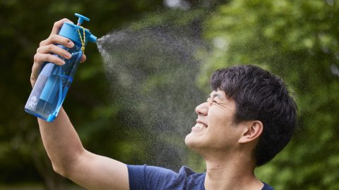 ポータブルシャワーはボトル型で決まり！飲んでよし、浴びてよし、洗ってよしの必携品だ