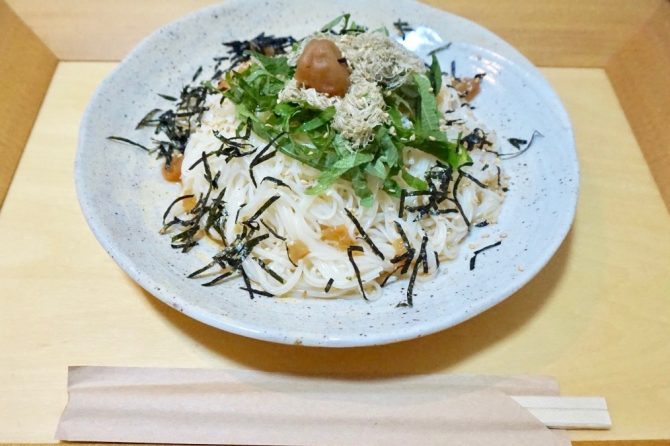 さっぱりちゅるちゅるっ！夏キャンプにも最適な「梅そうめん」レシピ
