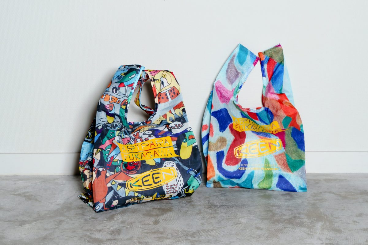 「KHT RECYCLE WALLET SHOPPING BAG」 カラー:(左)Black / Multi (右)Multi / Clear Sky 各¥4,290