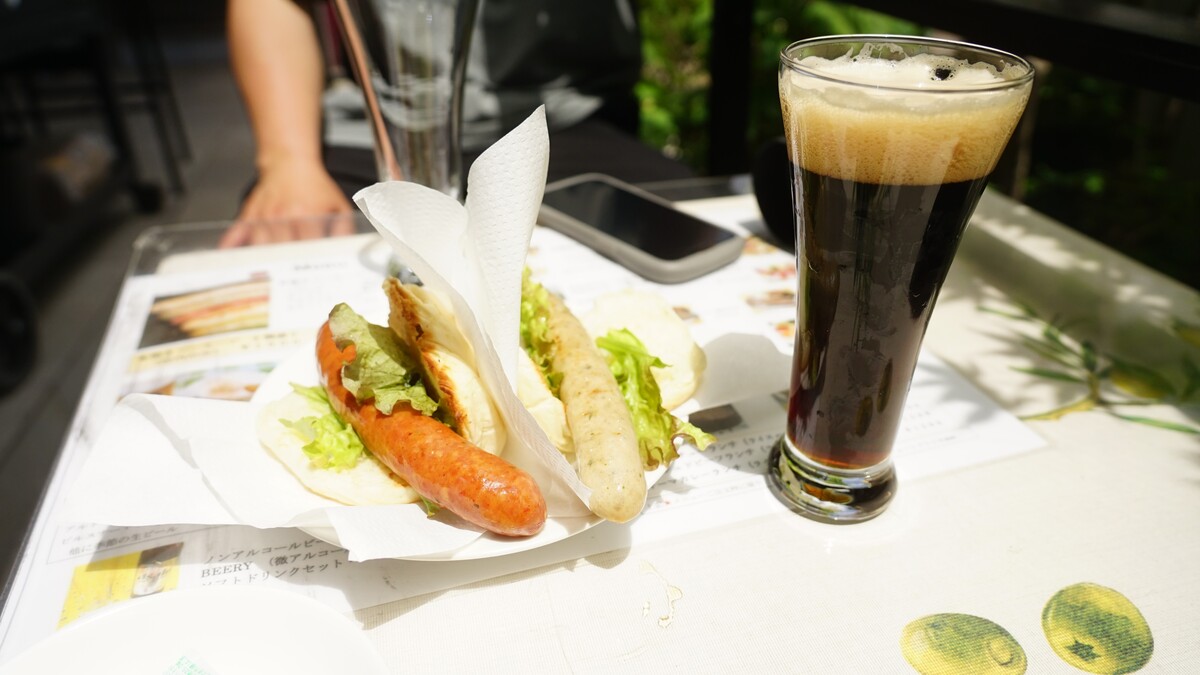 ハイキング後のビールとホットドック。