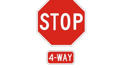 アメリカによくある交差点「4-way stop」。その精神だけでも日本に導入できないだろうか？