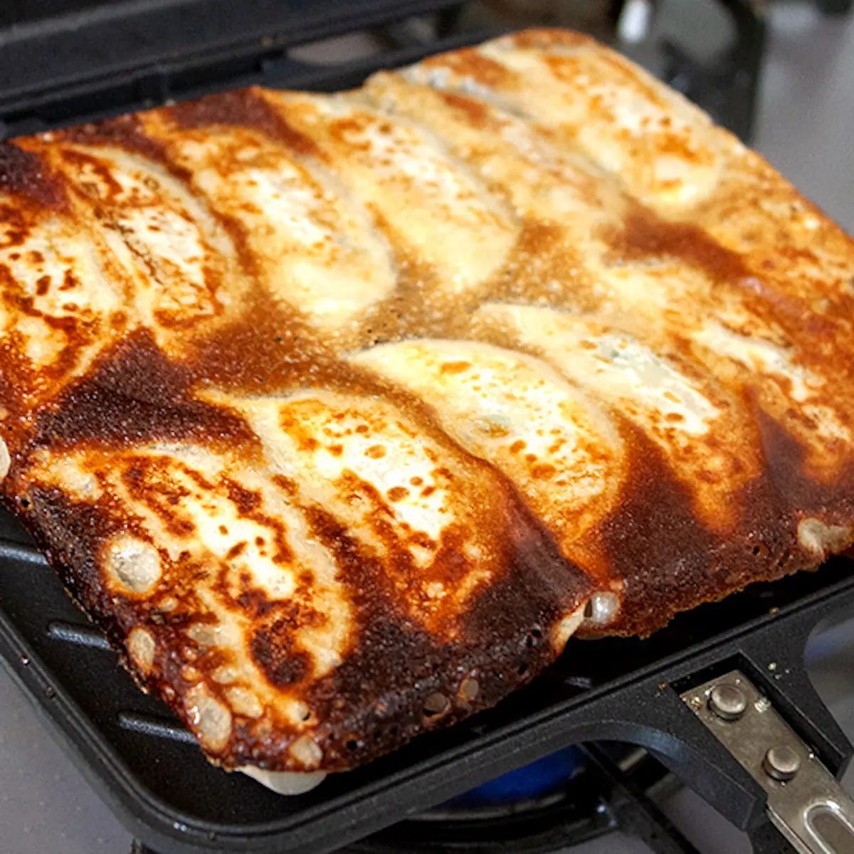 ホットサンドメーカーで餃子を焼く様子