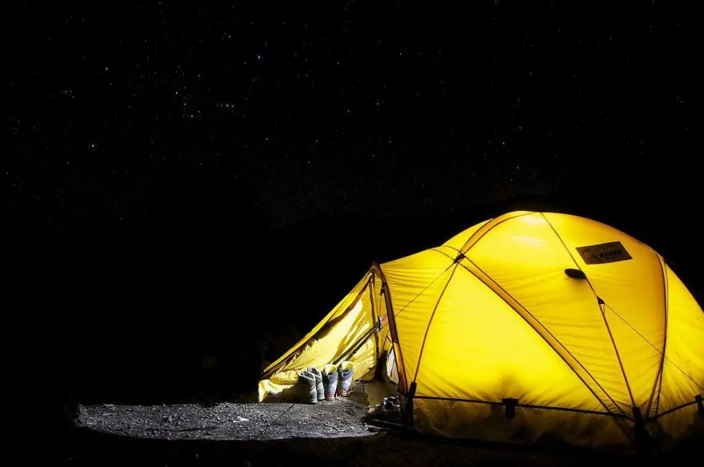 夜空に輝く黄色のテント