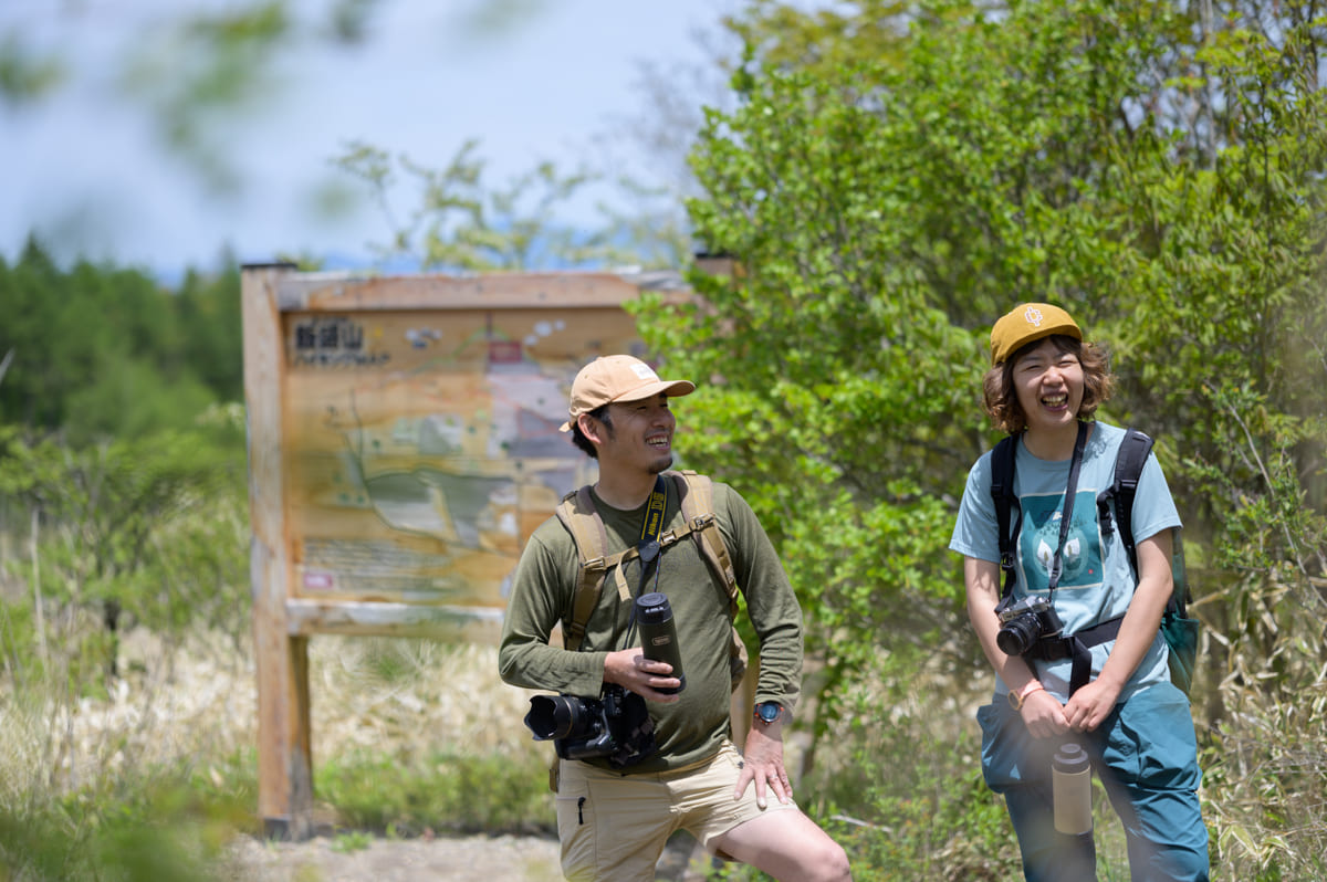 登山口に立つふたり