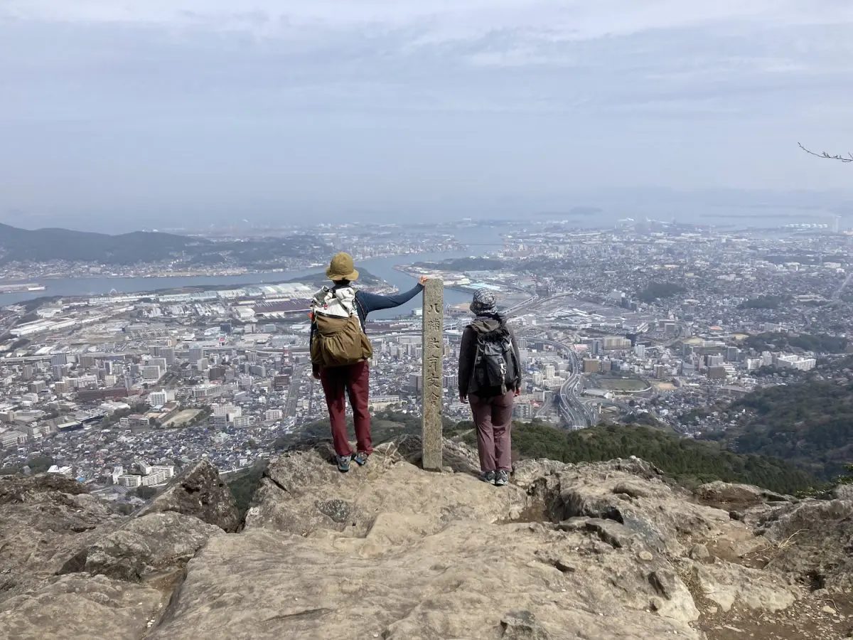 山頂で景色を見る男女