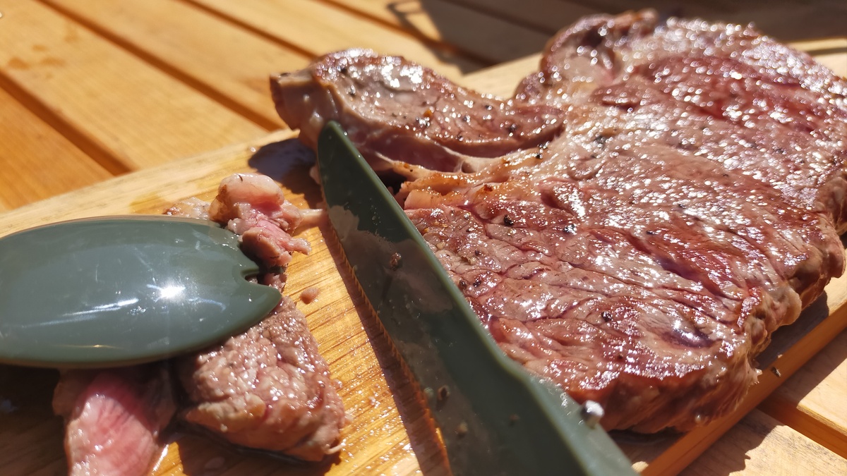 ステーキ肉をカットしている様子。