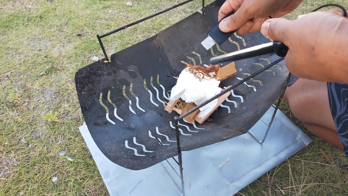 焚き火台の上のティッシュペーパーが燃えている様子。