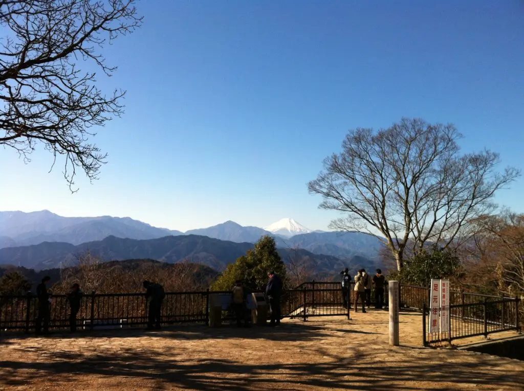 山からの景色を楽しむ人々