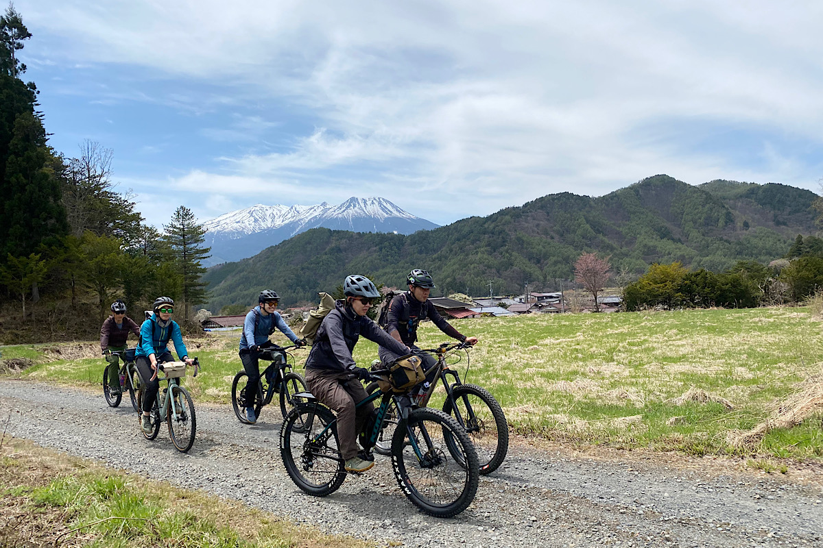 タイヤが太い自転車で未舗装路を行く