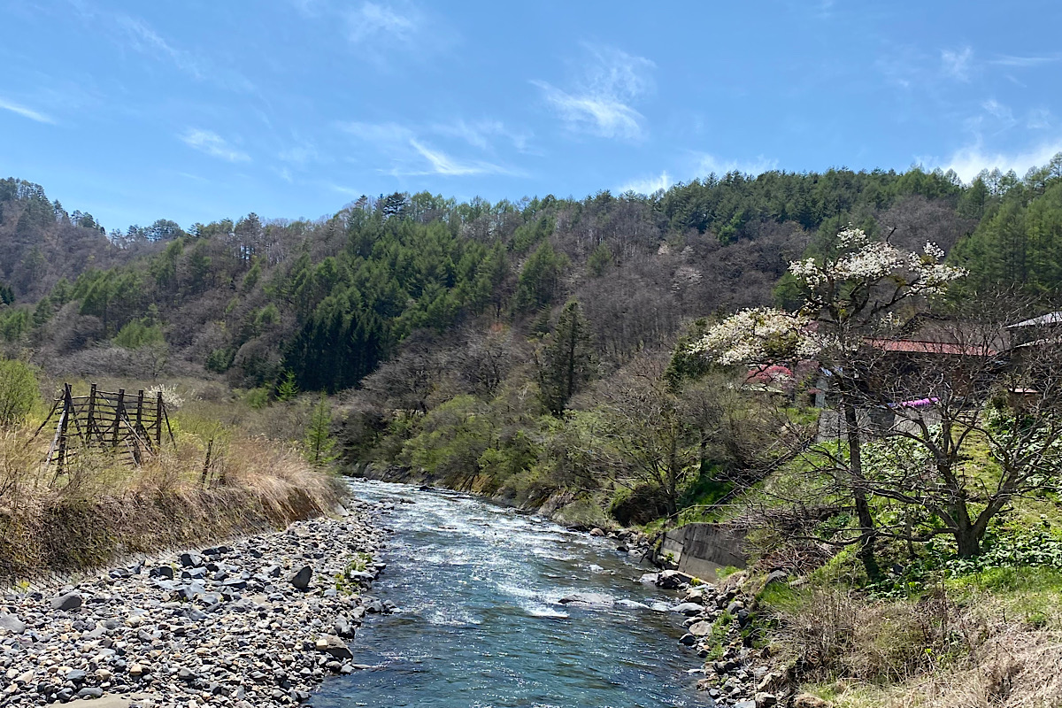 立ち止まって川の流れに耳を澄ましてみる