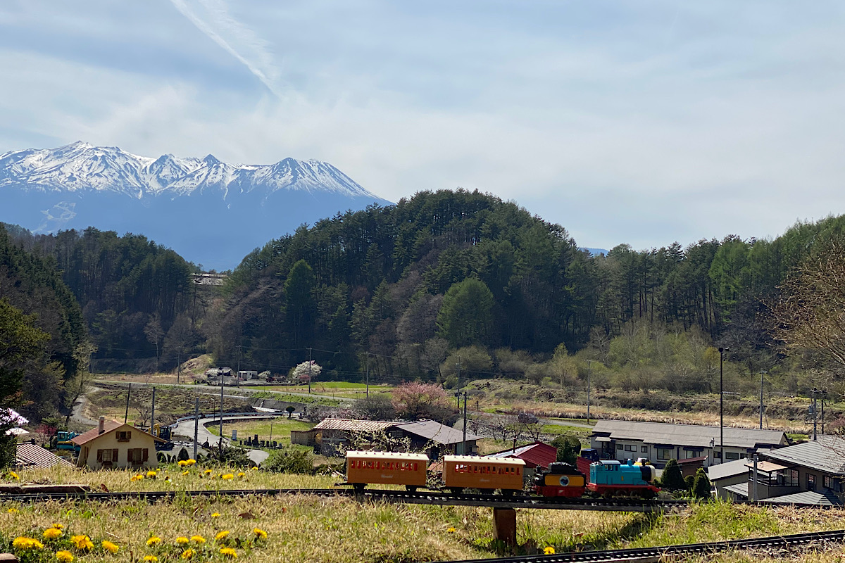 御嶽山をバックに出発する鉄道模型