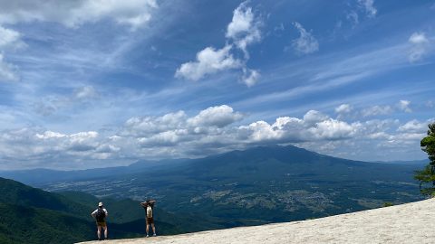 ブナ原生林を抜けると”天空のビーチ”！往復約３時間で絶景を楽しめる山梨県「日向山」