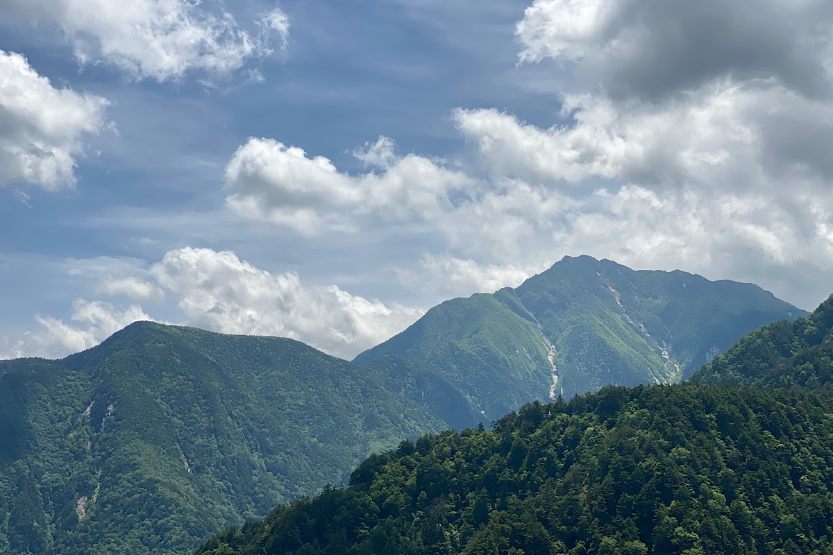 稜線が美しい甲斐駒ヶ岳を望む