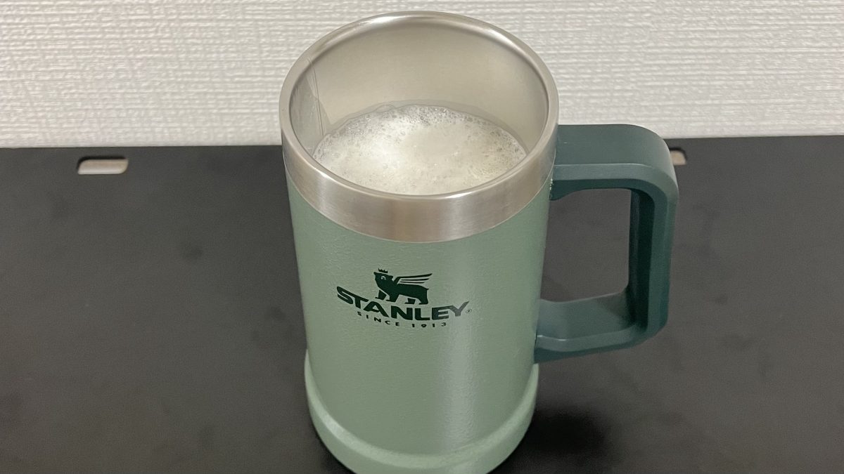 ビールを注いだ真空ジョッキ