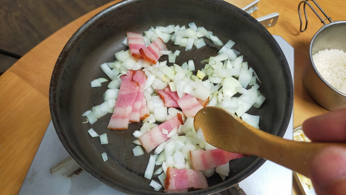 玉ねぎとベーコンを炒めている様子。
