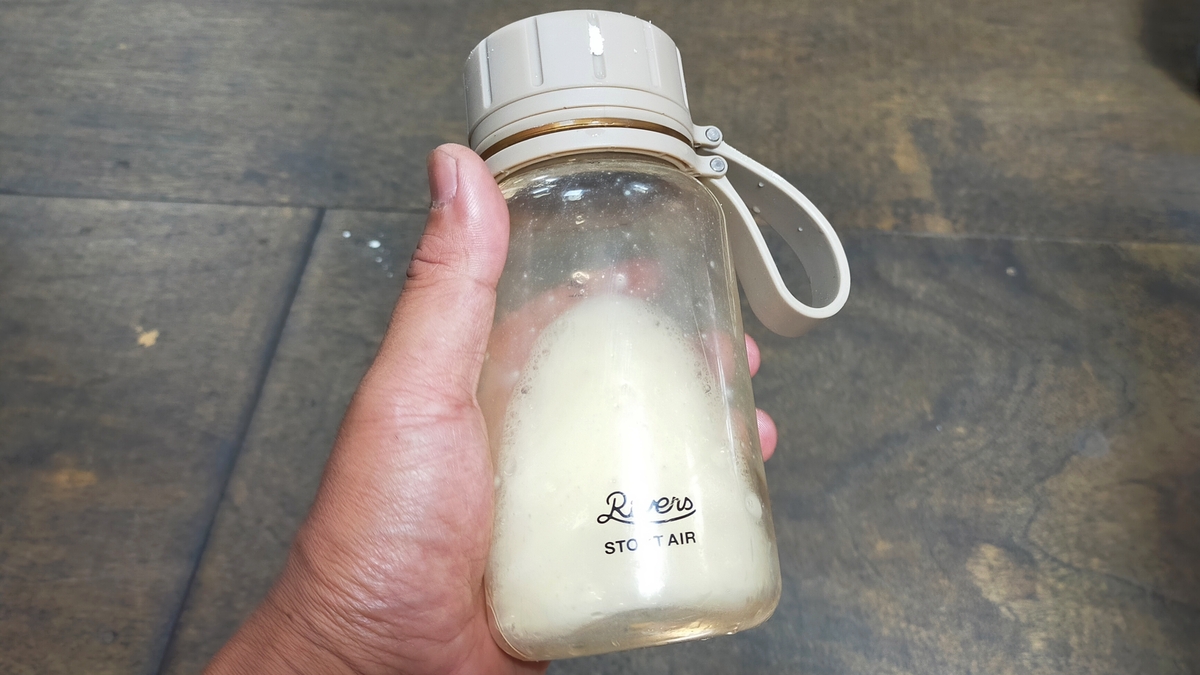 ボトルの中に水に溶けたスキムミルクが入っている。