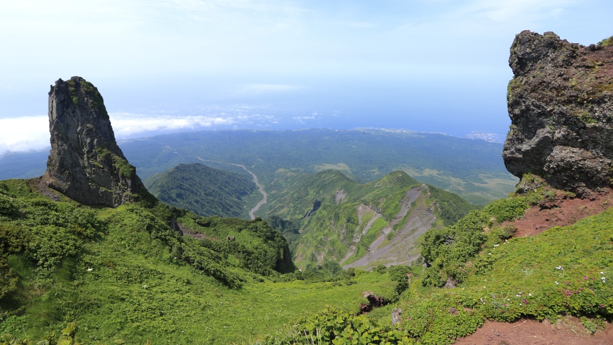 ゴツゴツした山肌の下に海が広がっている。