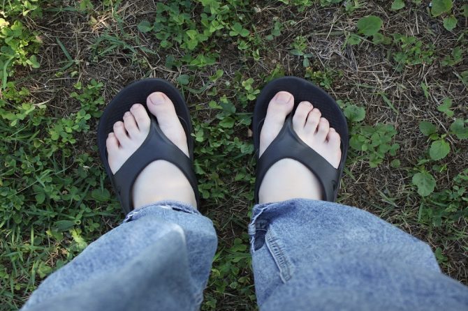 リカバリーサンダルを履いているところ