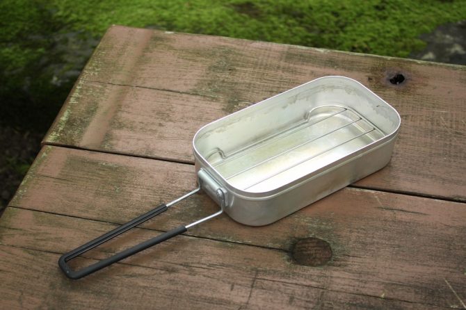 ベンチに置いたメスティン