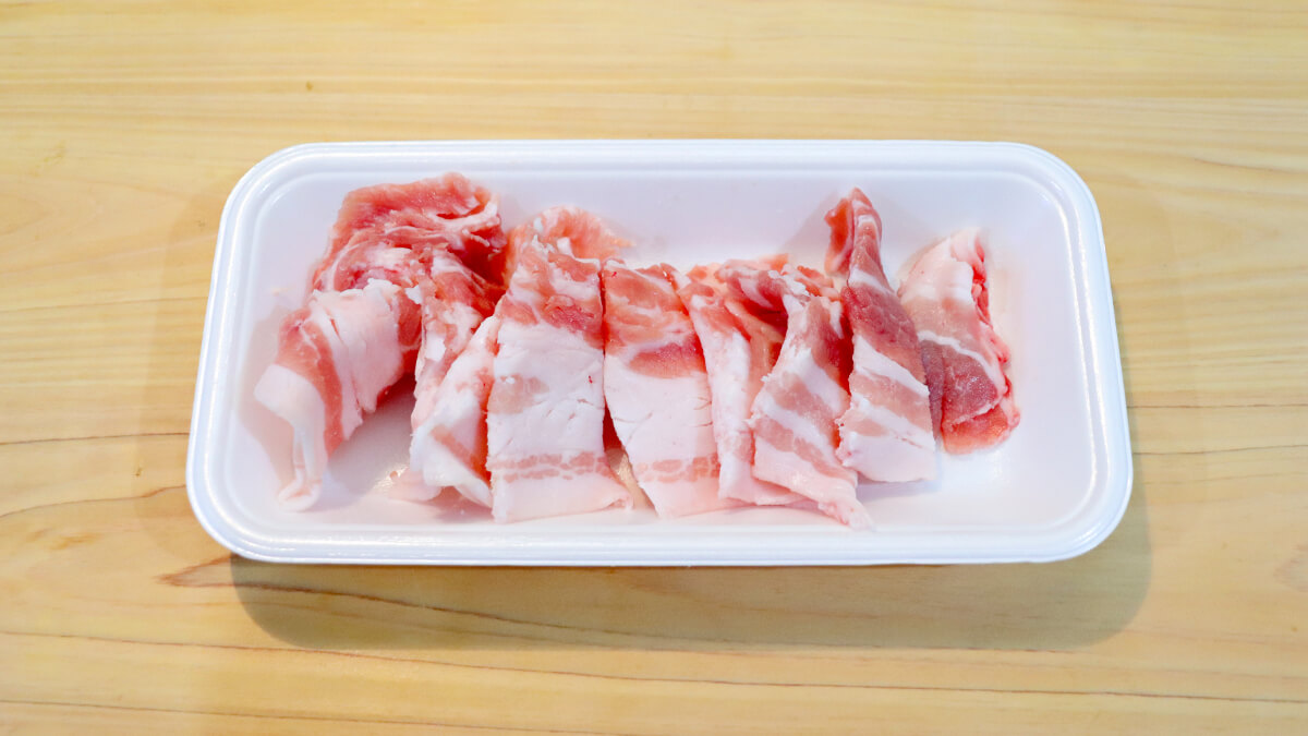 豚バラ肉を切る