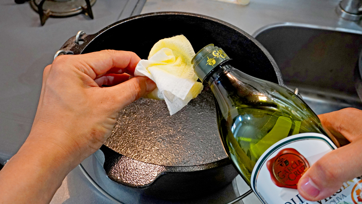 ダッチオーブンにオリーブオイルを塗り込む