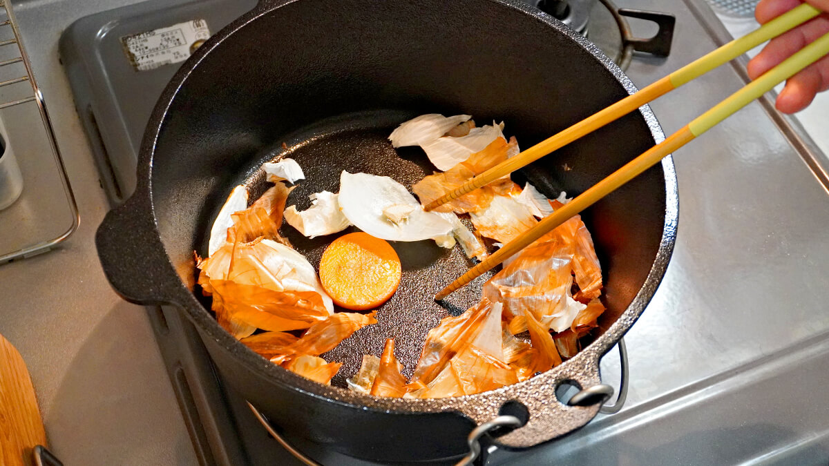 ダッチオーブンで野菜くずを炒める