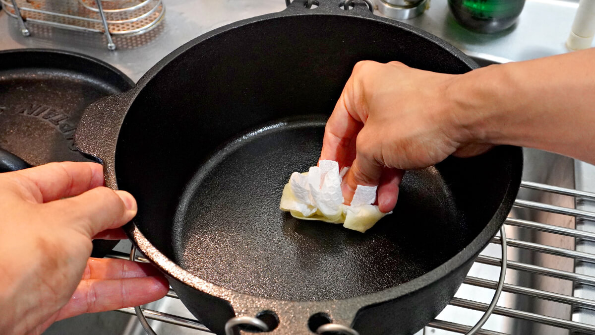 ダッチオーブンに油を塗る