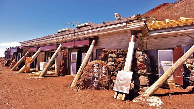 富士宮口の山小屋「富士山九合目 万年雪山荘」