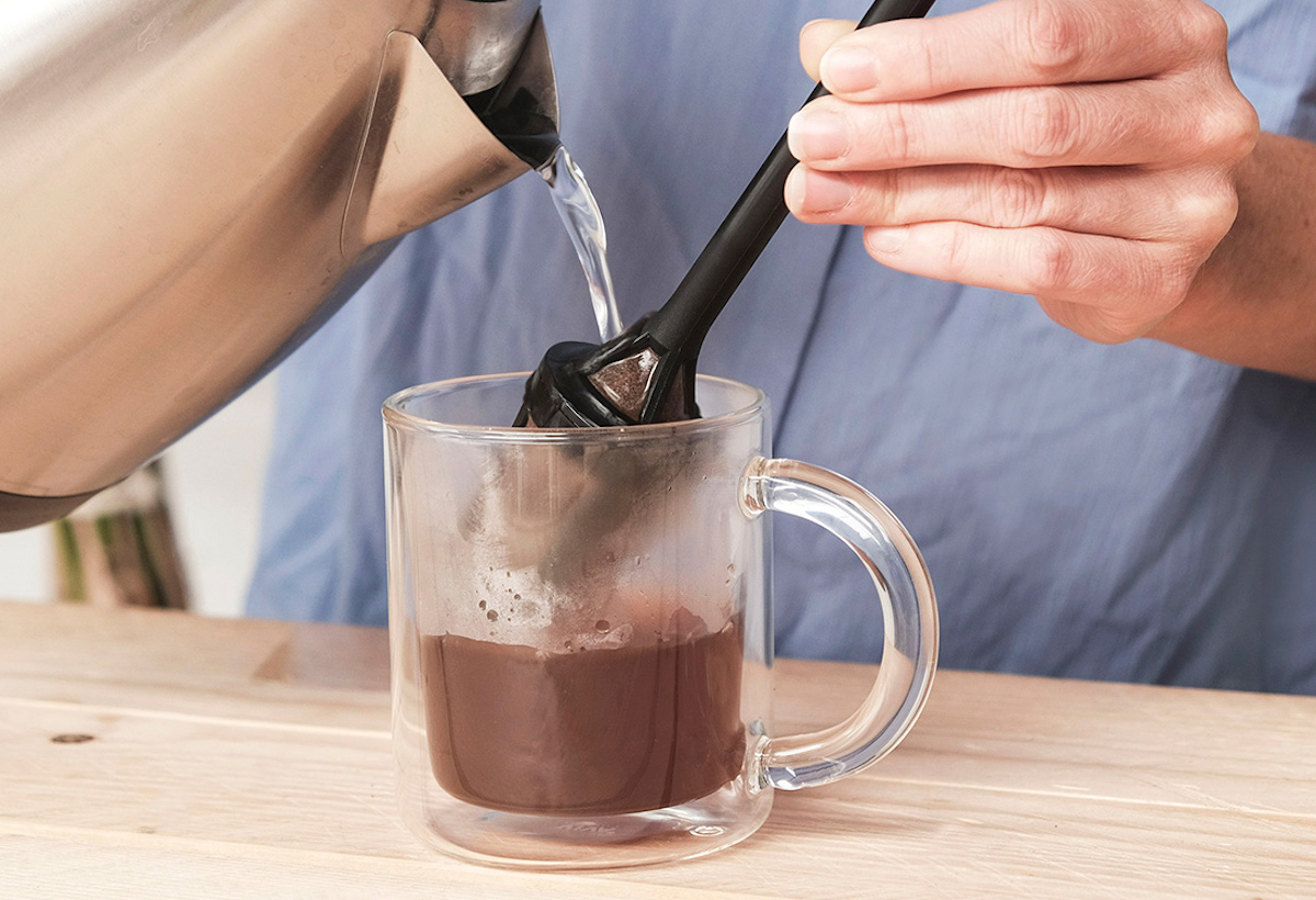 フィルターバスケットにコーヒー粉を入れてお湯を注いで抽出。