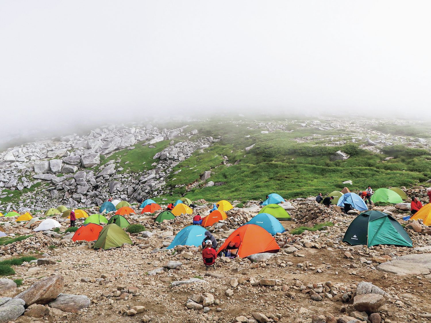 山の斜面に設置された複数のテント