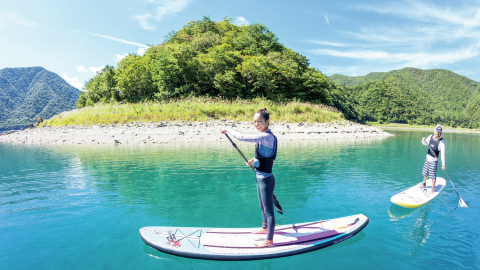 水面で立ち漕ぎするのが気持ちいい～！ SUP体験もできるキャンプ場６選