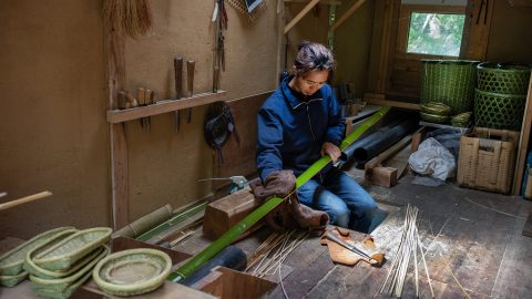 深い山の中でモノ作りに励むZ世代の竹細工職人・井上 湧さんを訪ねて