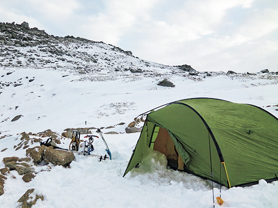 雪山に設置したテント