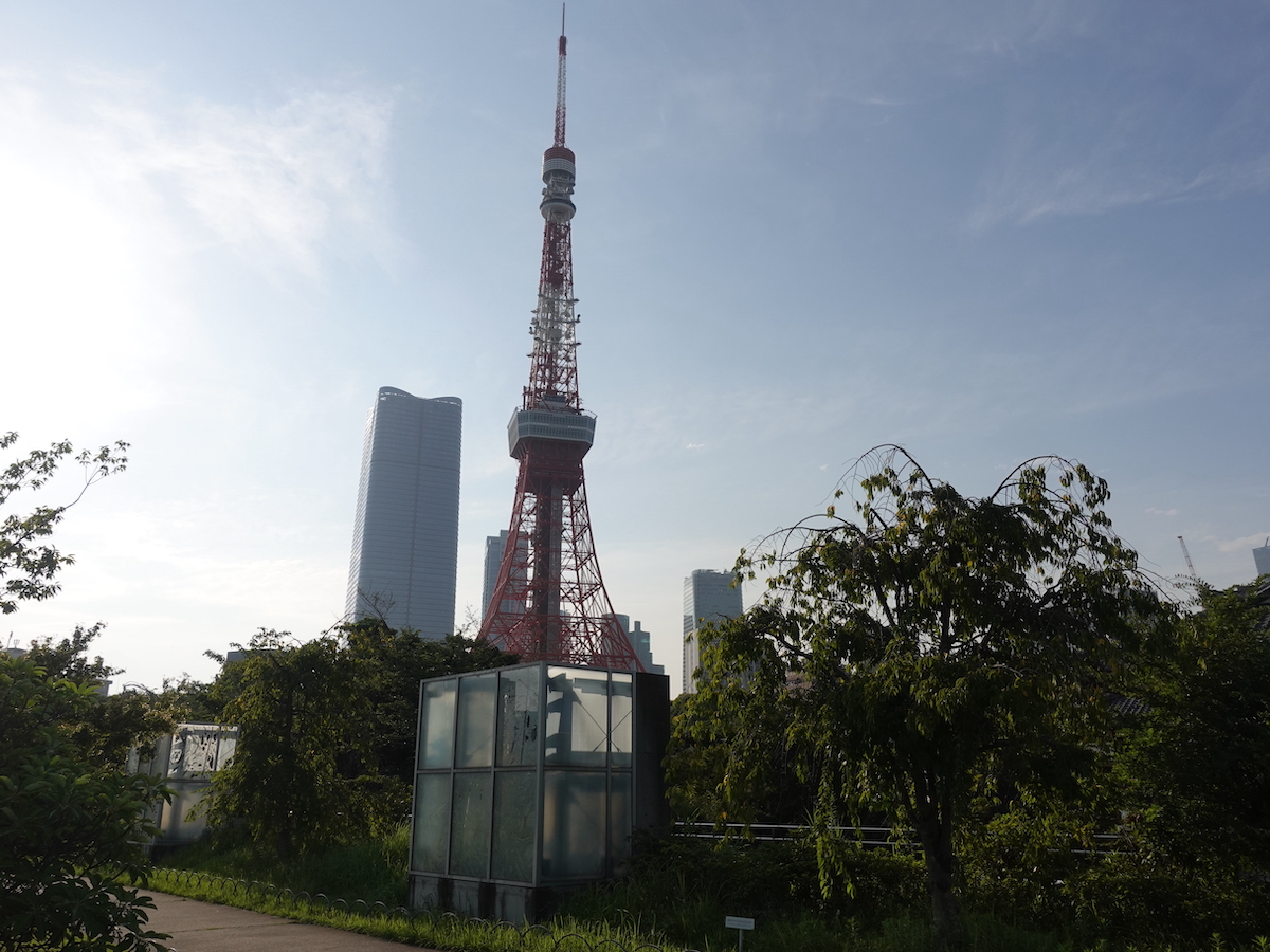 振り返ると東京タワー。