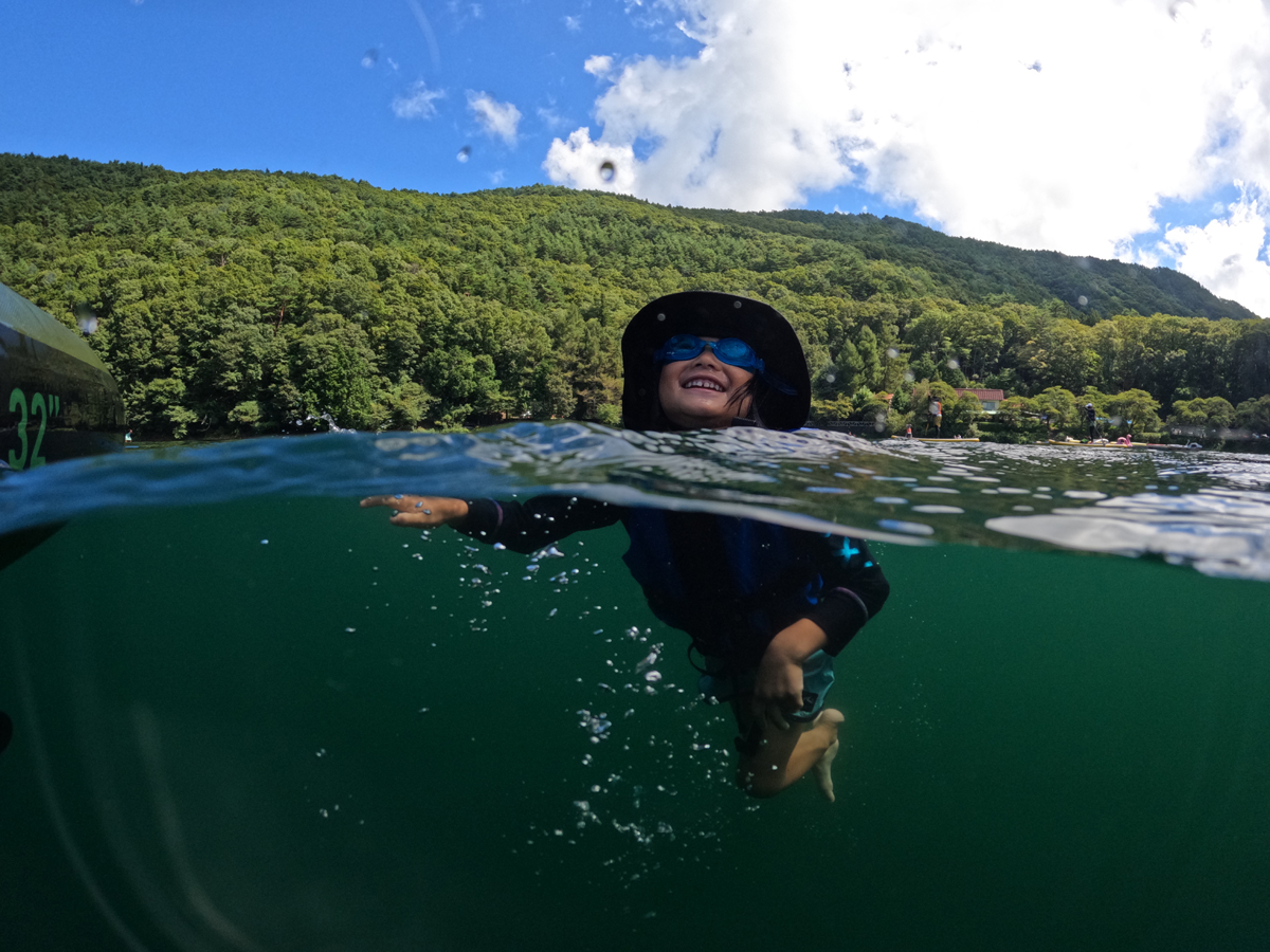 湖水浴する子ども