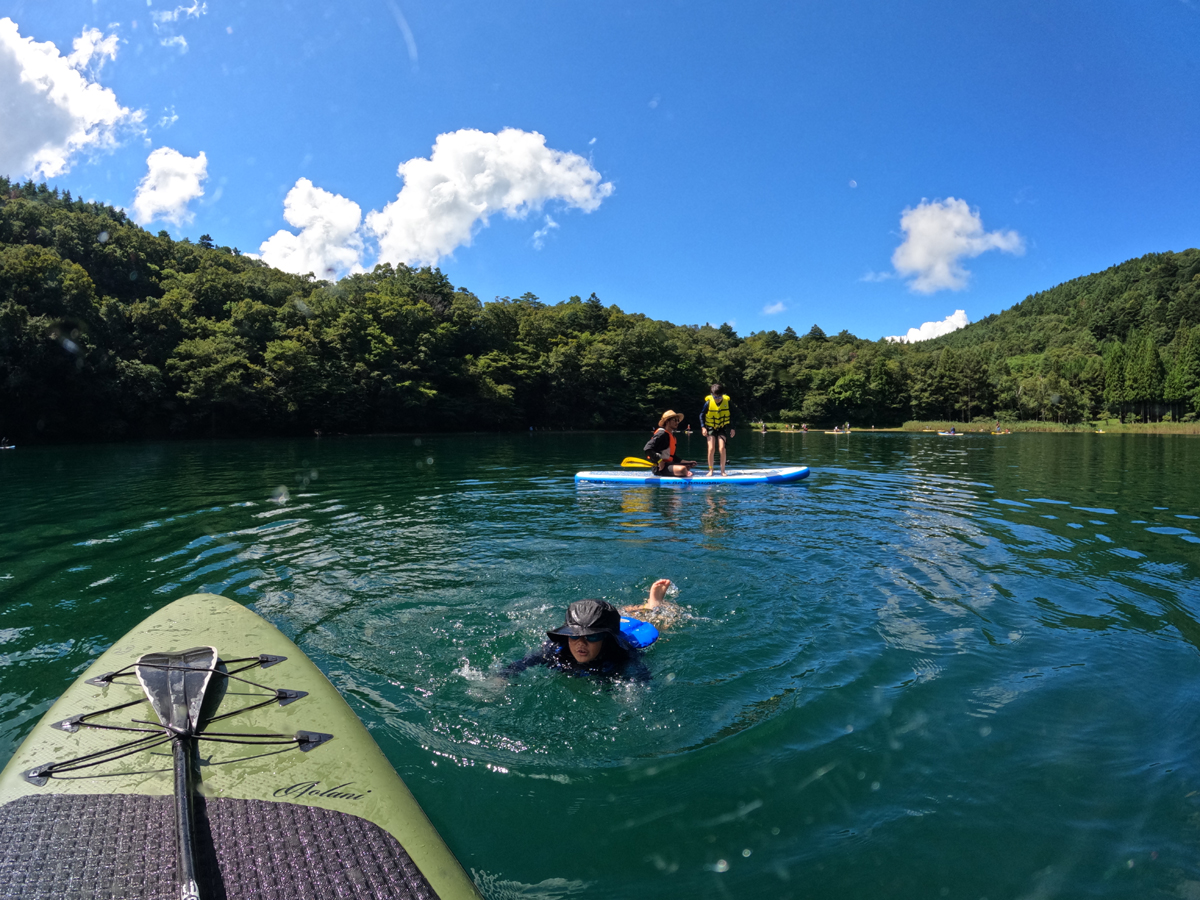 湖で泳ぐ子ども