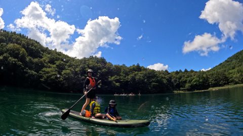 レンタル利用で子どもや愛犬と一緒に楽しむ！「ゆるキャン△」の聖地＝山梨県四尾連湖でSUP遊び