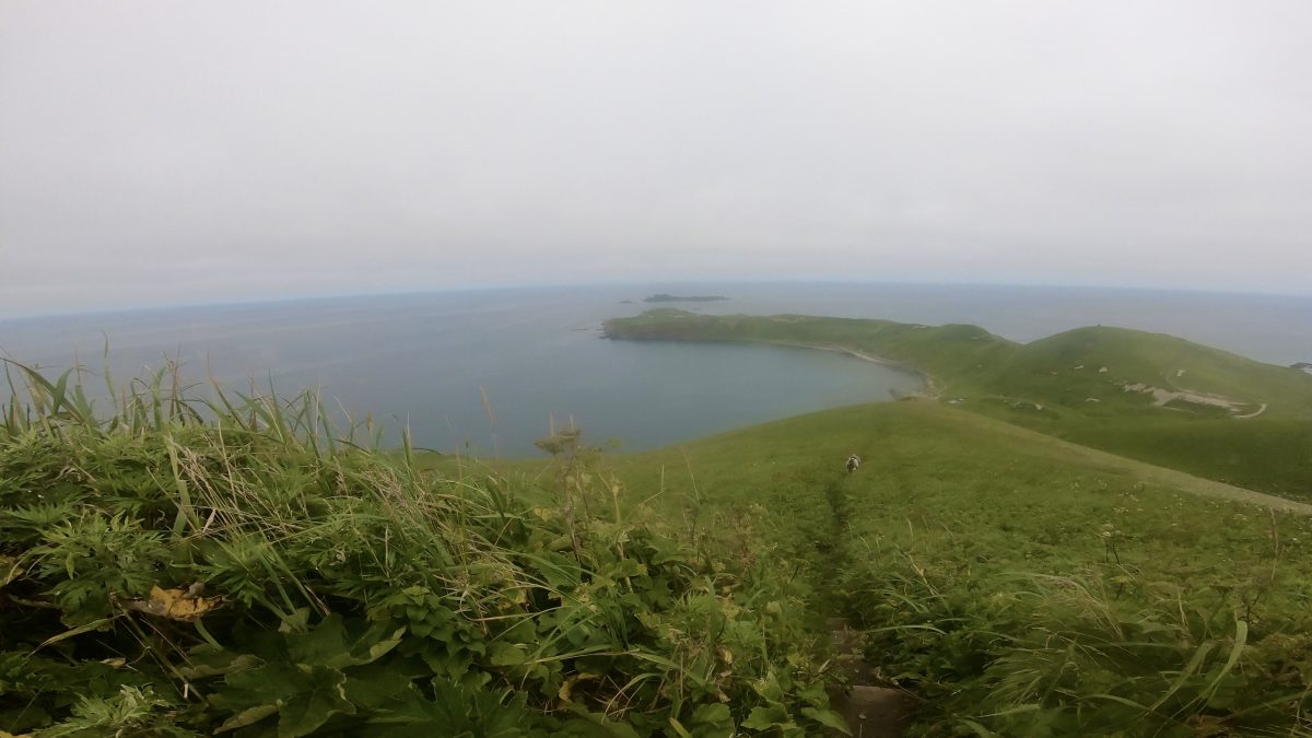 海に面した岬が見える。